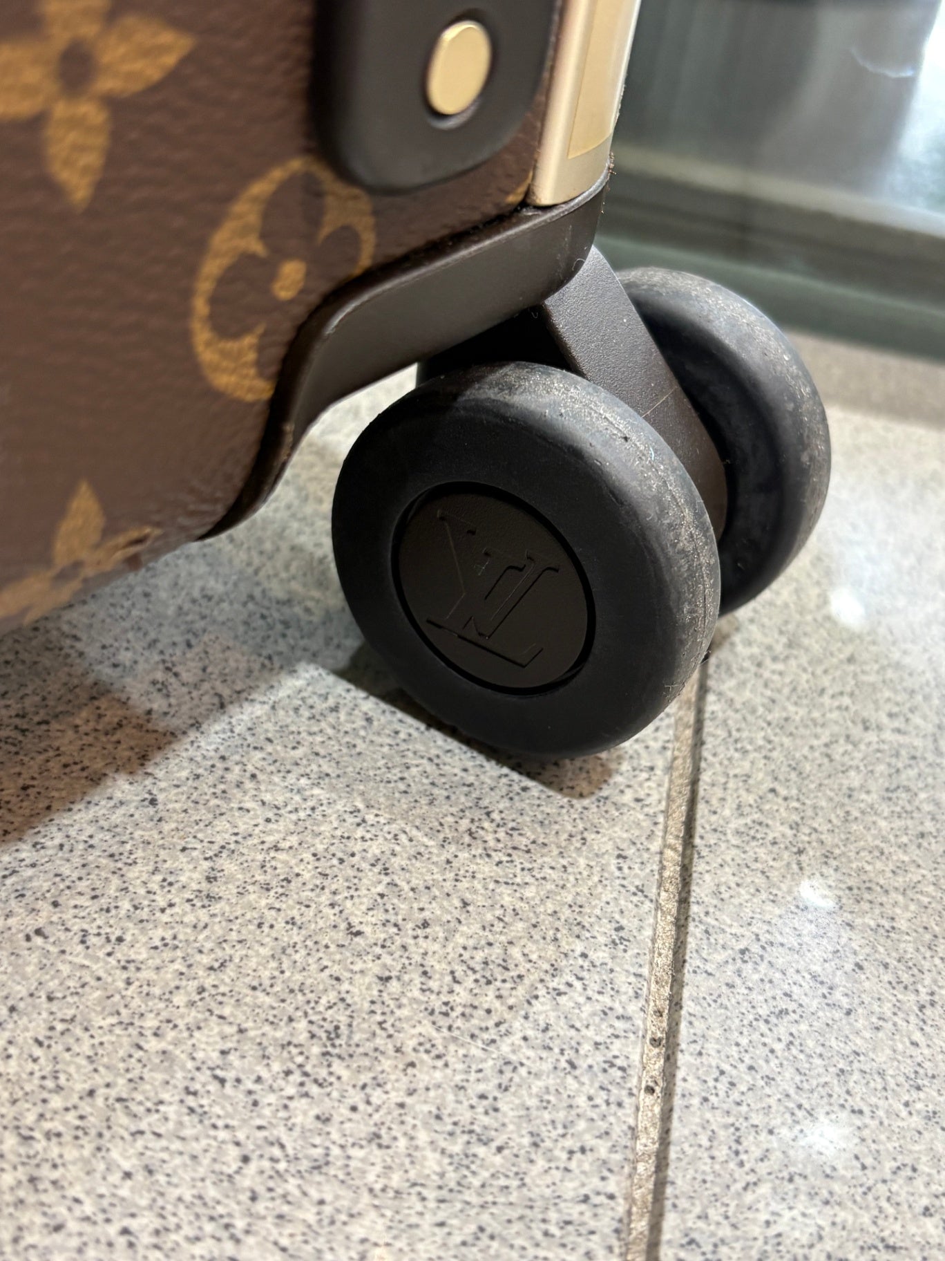 LOUIS VUITTON Horizon Monogram suitacase