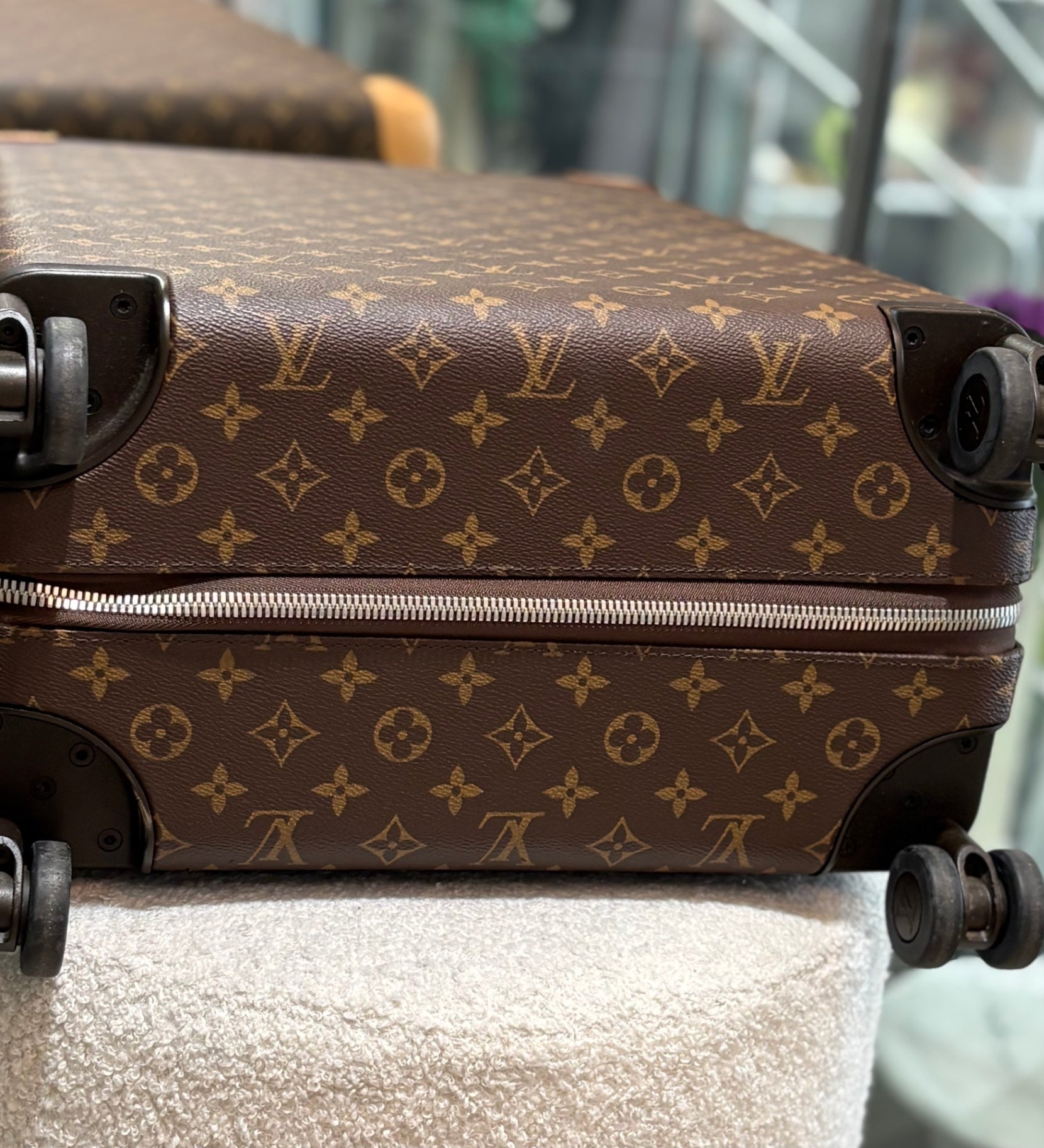 LOUIS VUITTON Horizon Monogram suitacase