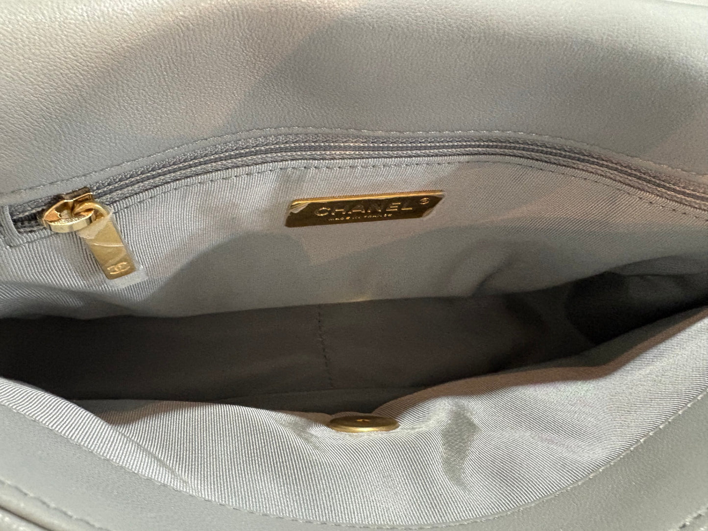 CHANEL 19 Medium Flap - Grey