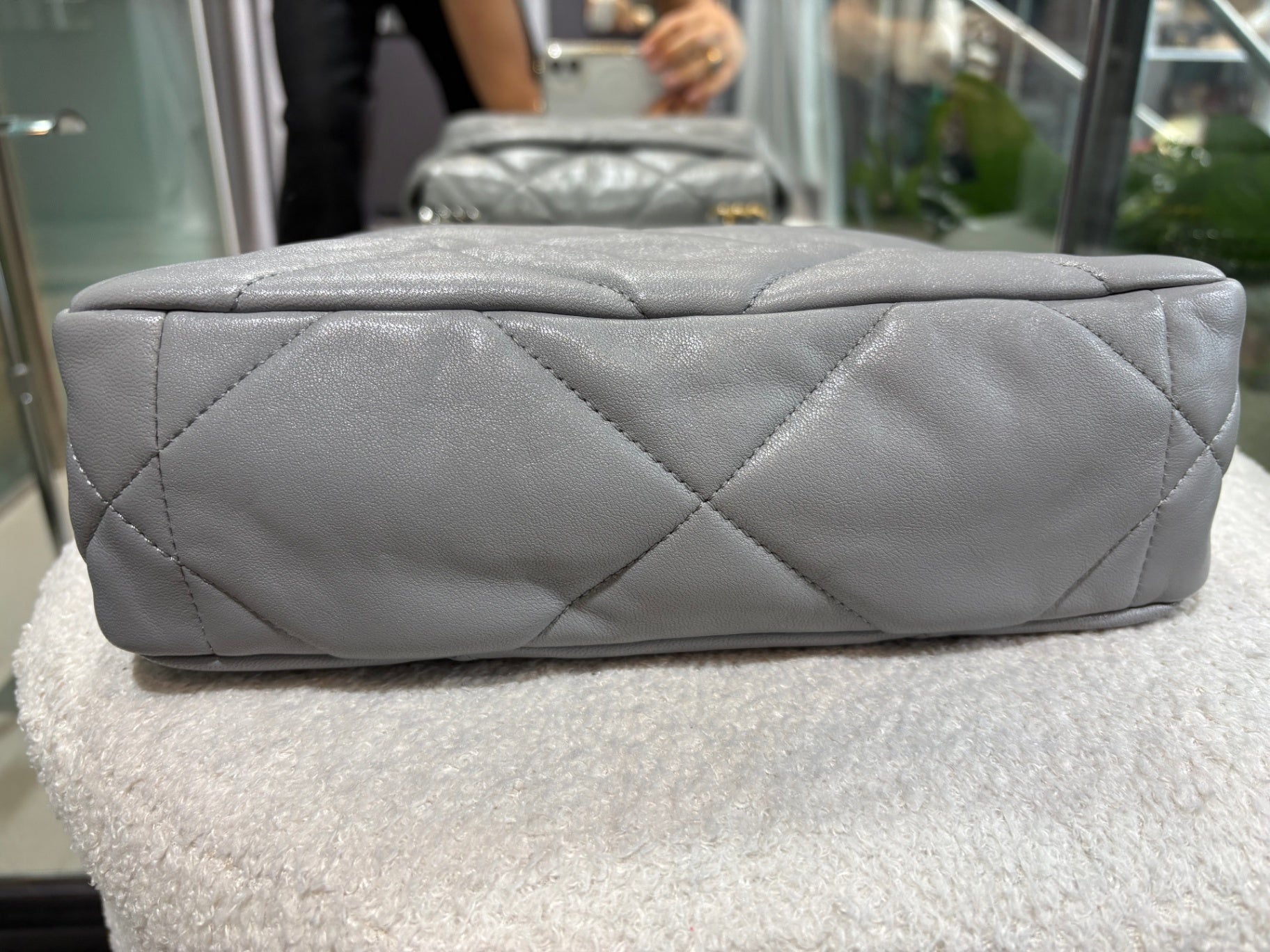 CHANEL 19 Medium Flap - Grey