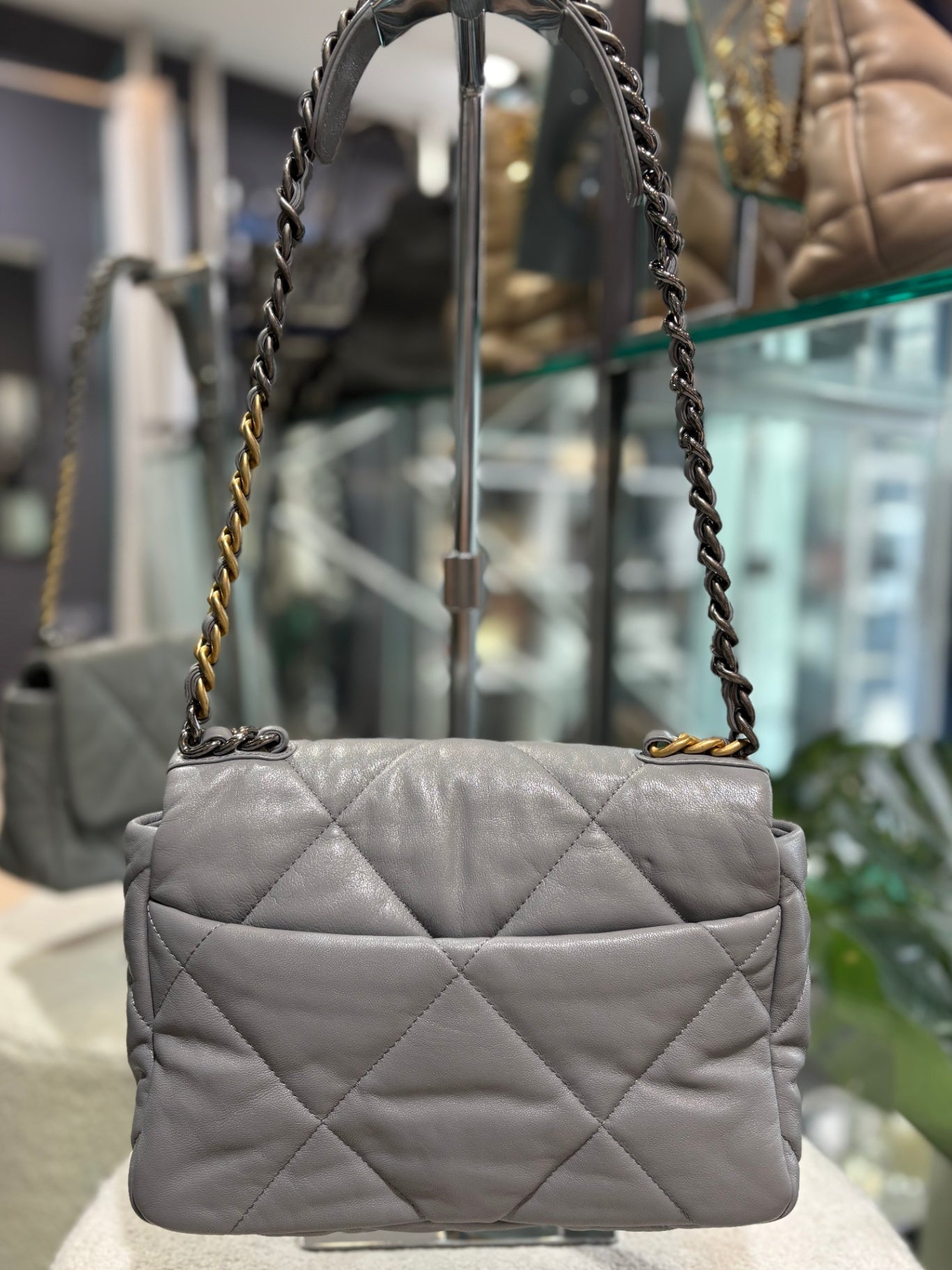 CHANEL 19 Medium Flap - Grey