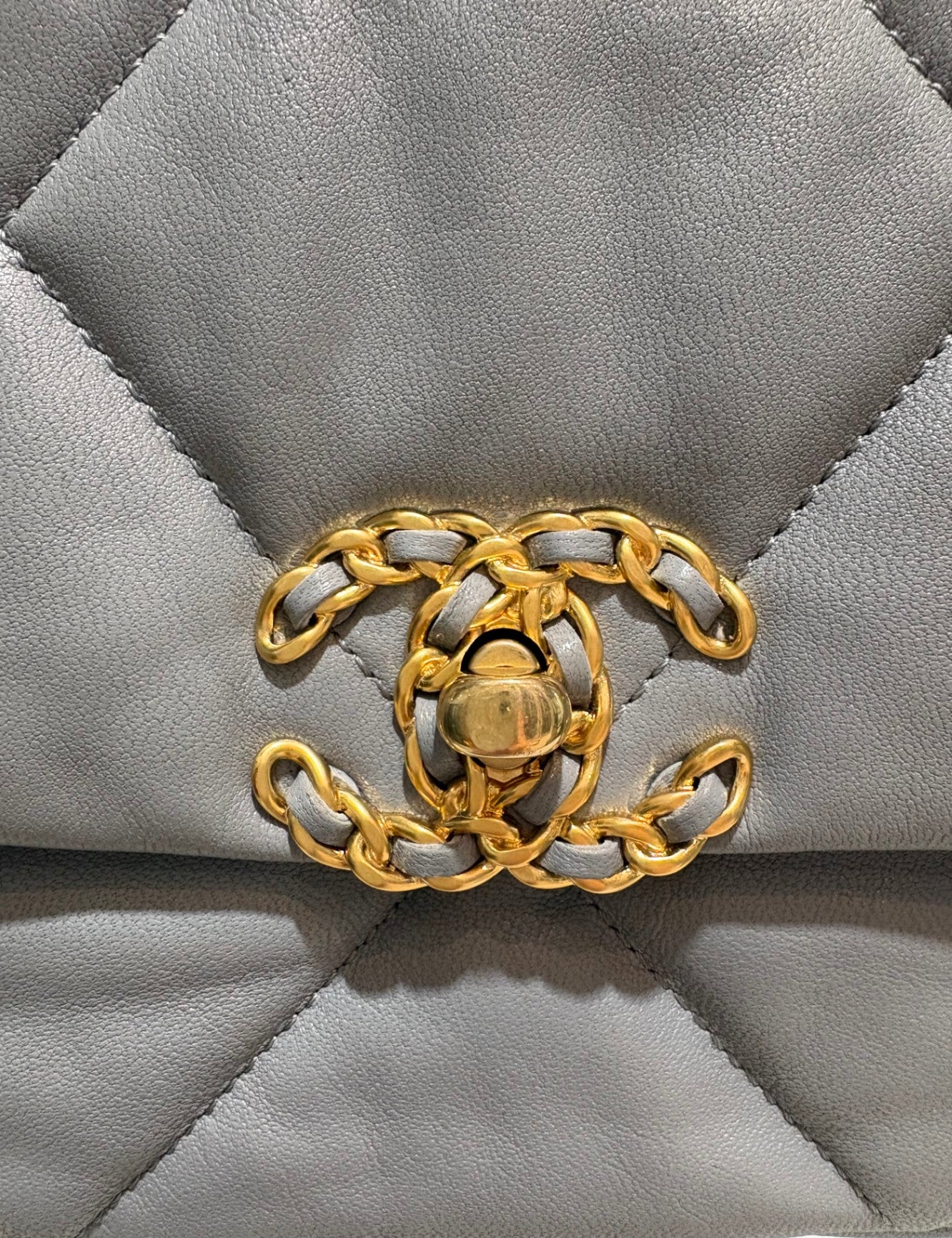 CHANEL 19 Medium Flap - Grey