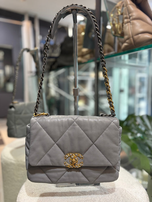 CHANEL 19 Medium Flap - Grey