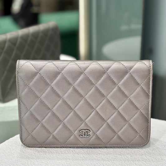 CHANEL Quilted Leather Wallet on Chain - Metallic silver