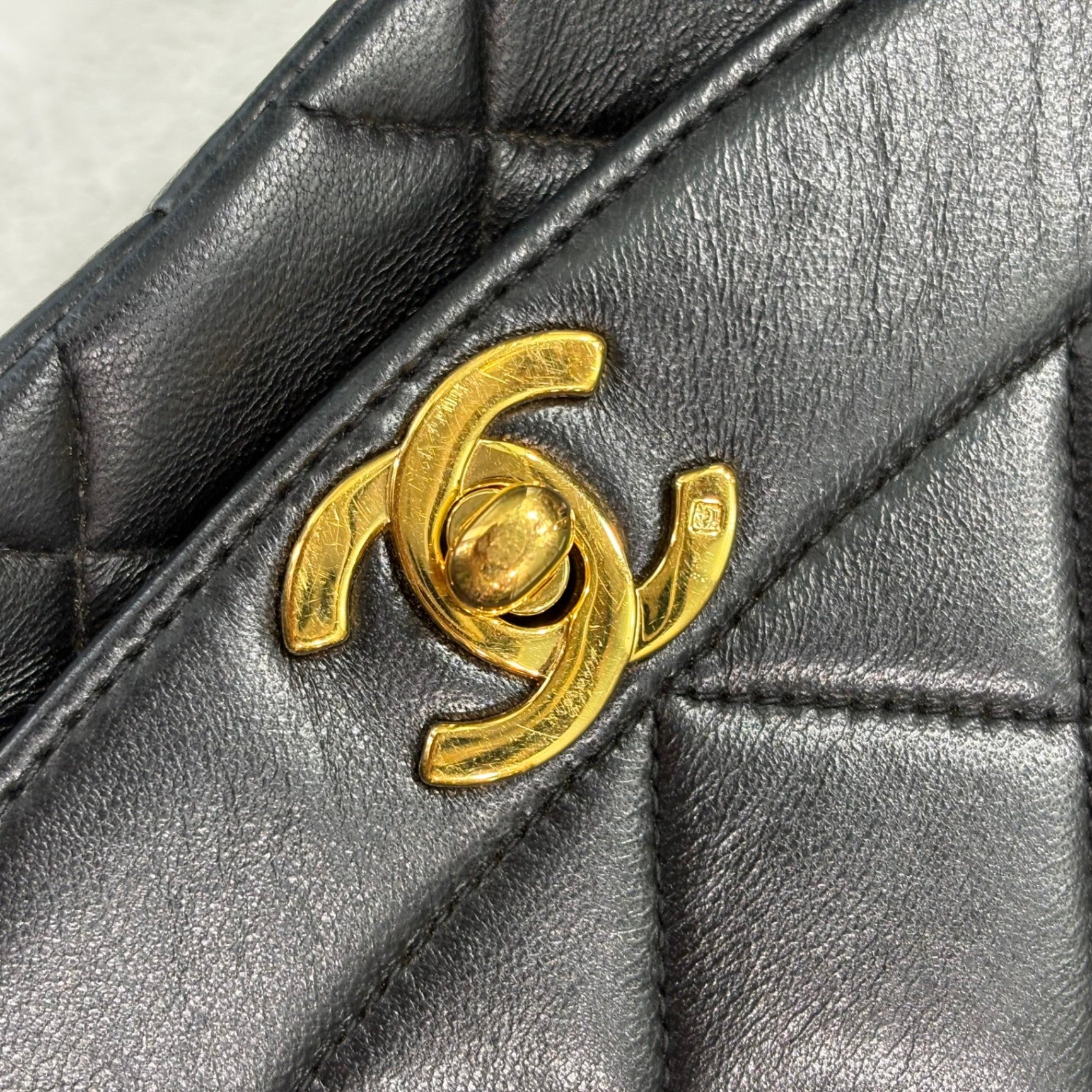 CHANEL DIANA - Black lambskin - Medium
