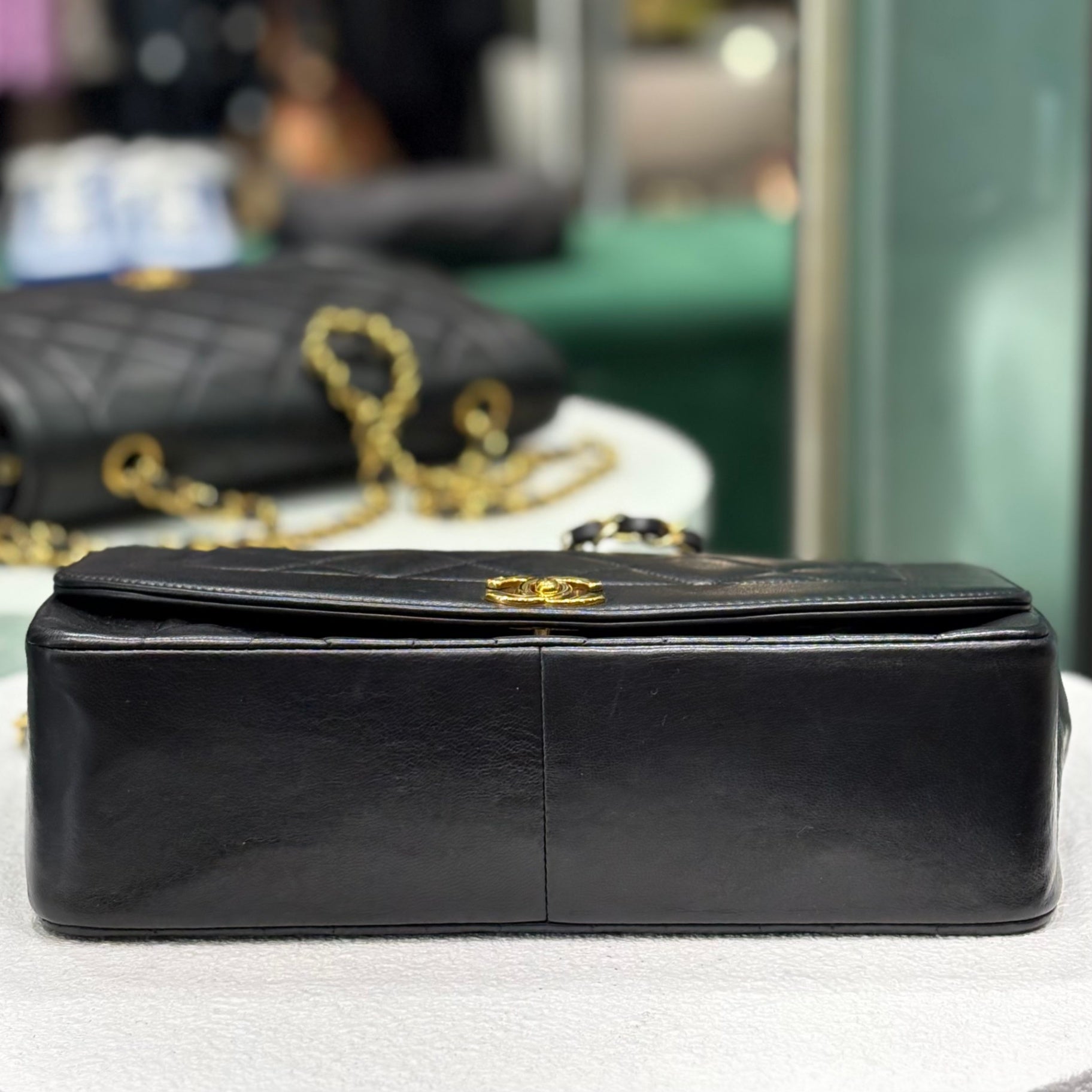 CHANEL DIANA - Black lambskin - Medium