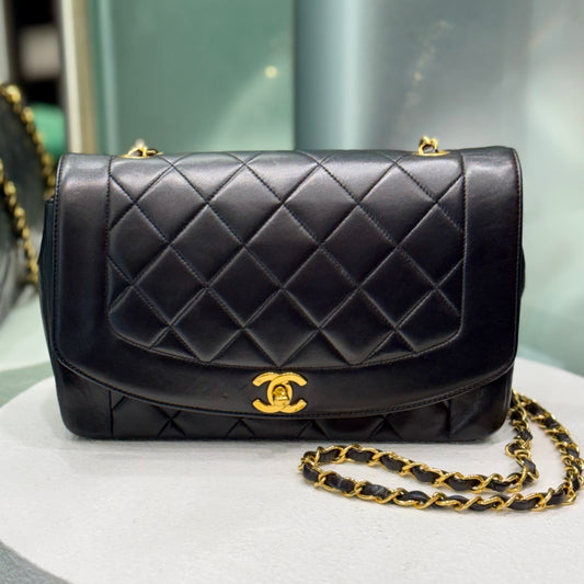 CHANEL DIANA - Black lambskin - Medium