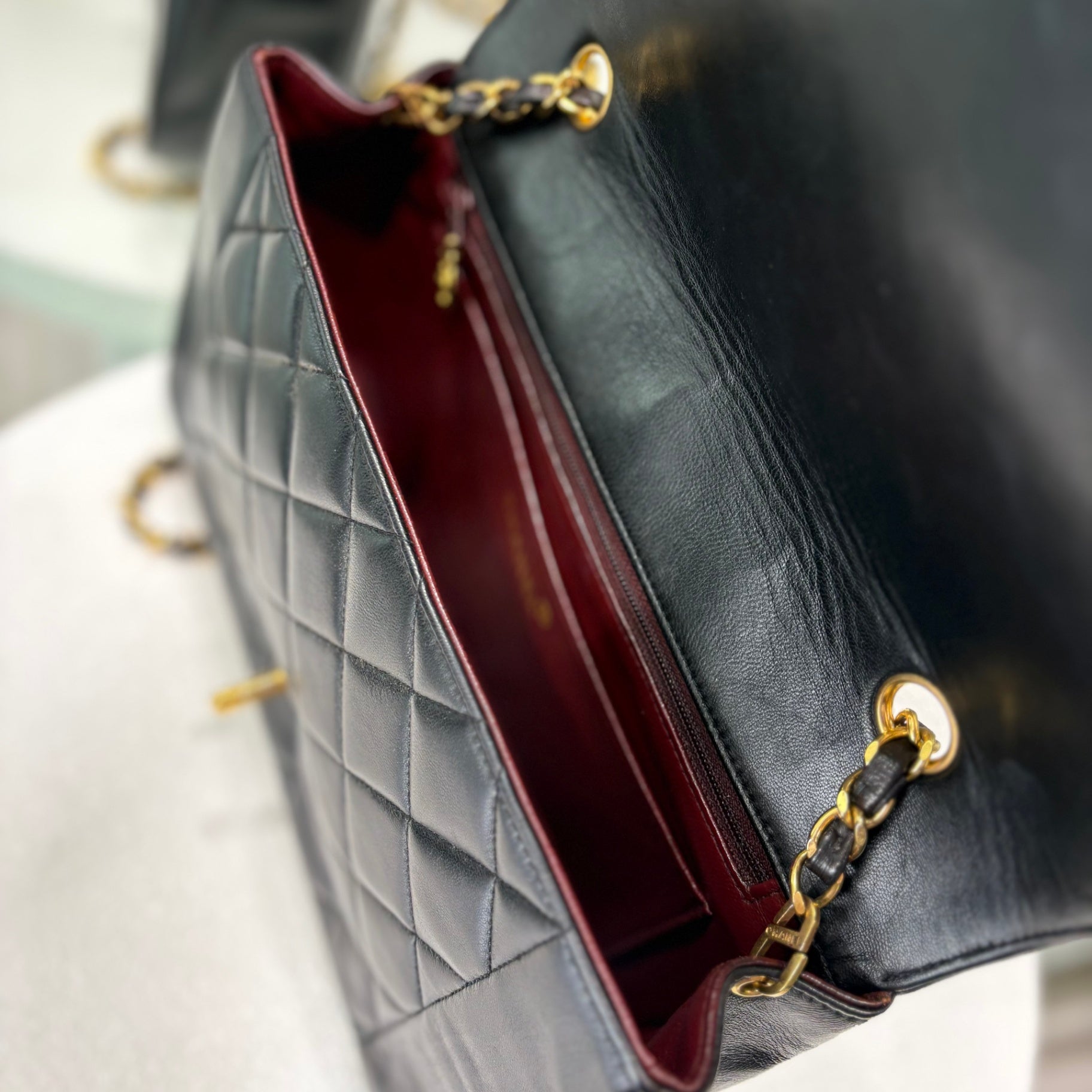 CHANEL DIANA - Black lambskin - Medium