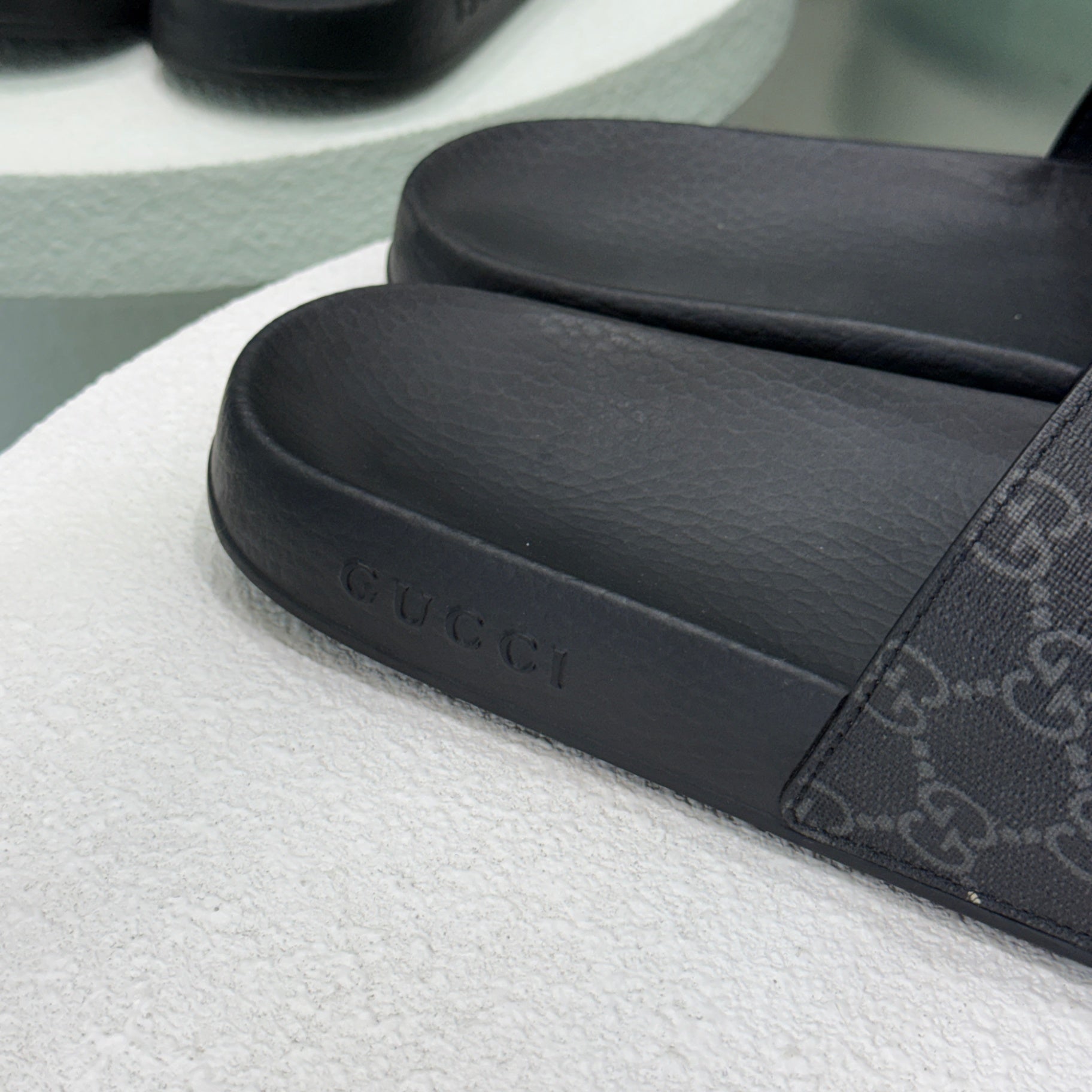 GUCCI Rubber Slides Size 7