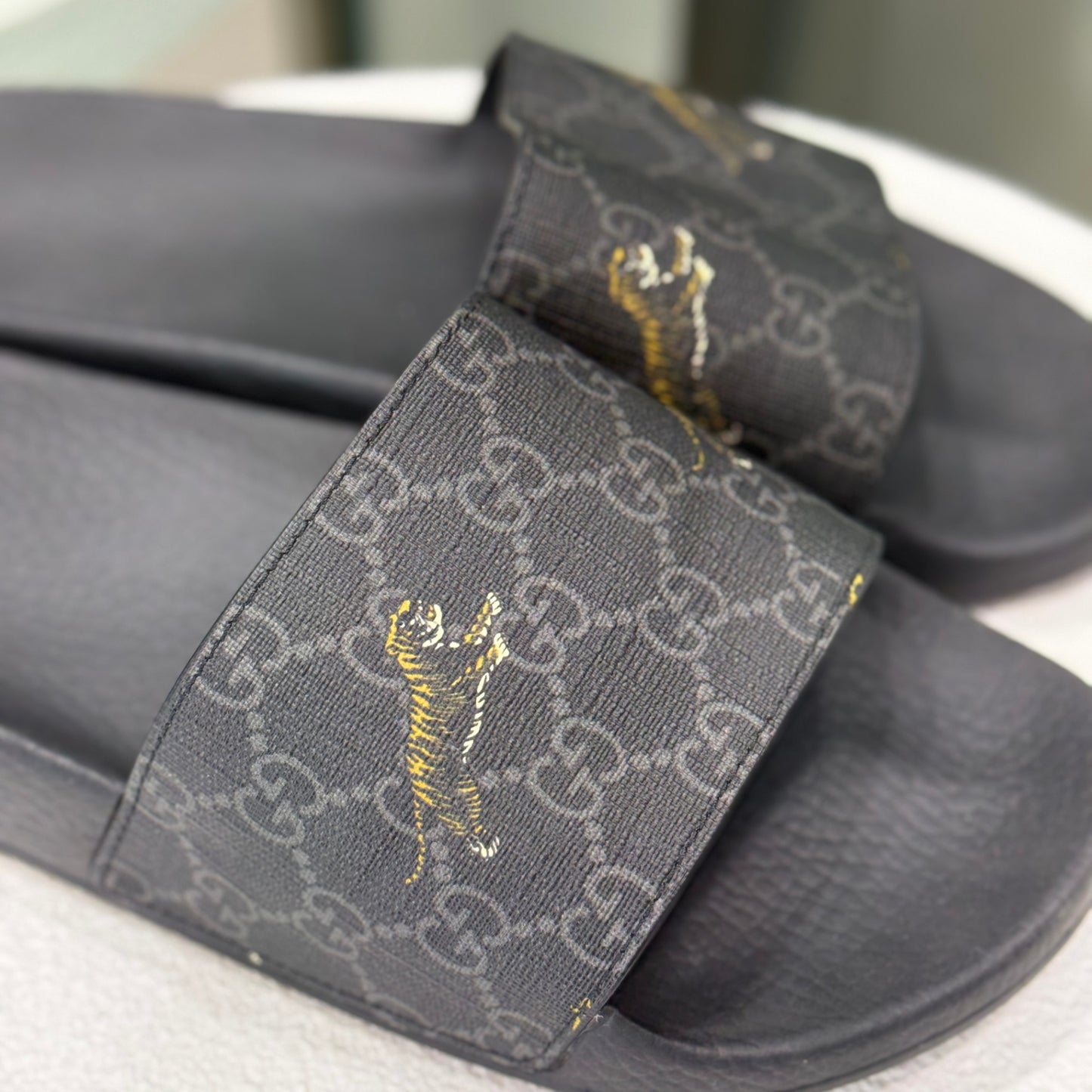 GUCCI Rubber Slides Size 7