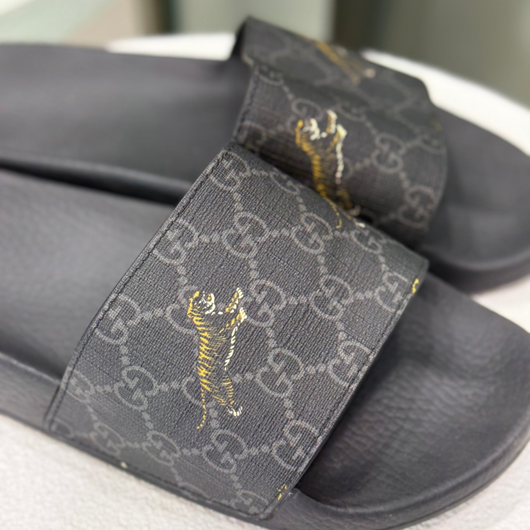 GUCCI Rubber Slides Size 7