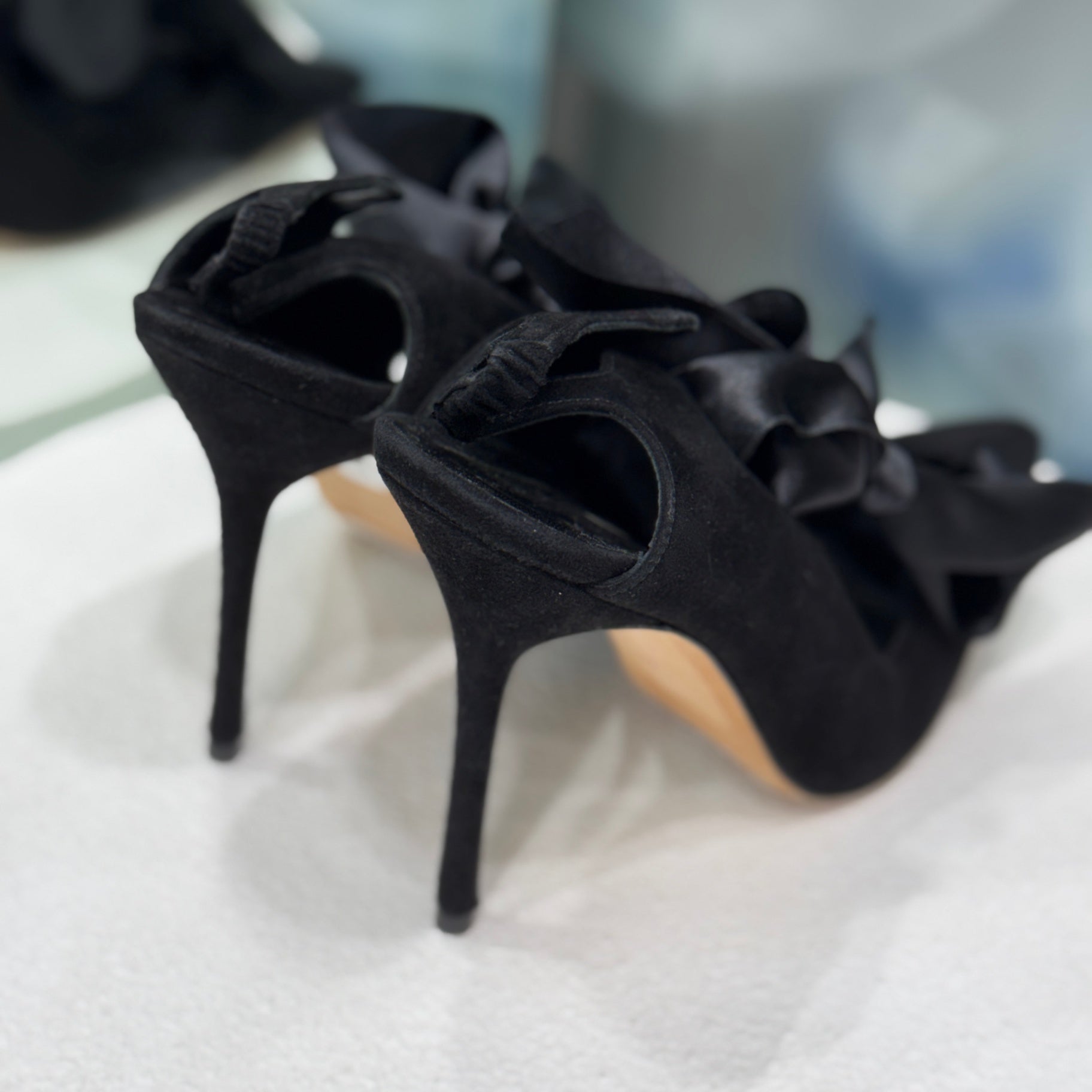 MANOLO BLAHNIK Suede Bow Heels Size 39