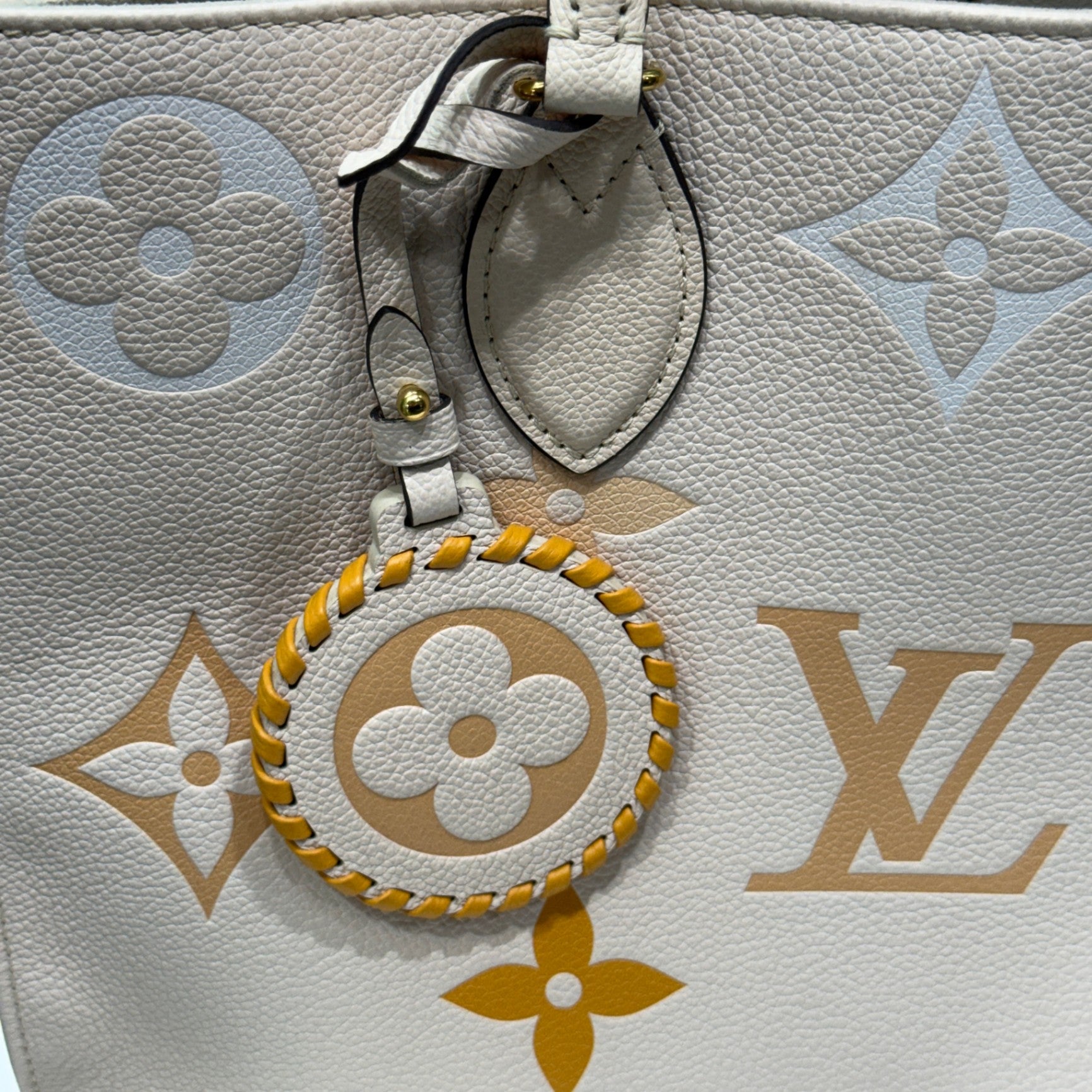 LOUIS VUITTON OnTheGo MM Tote Cream Saffron