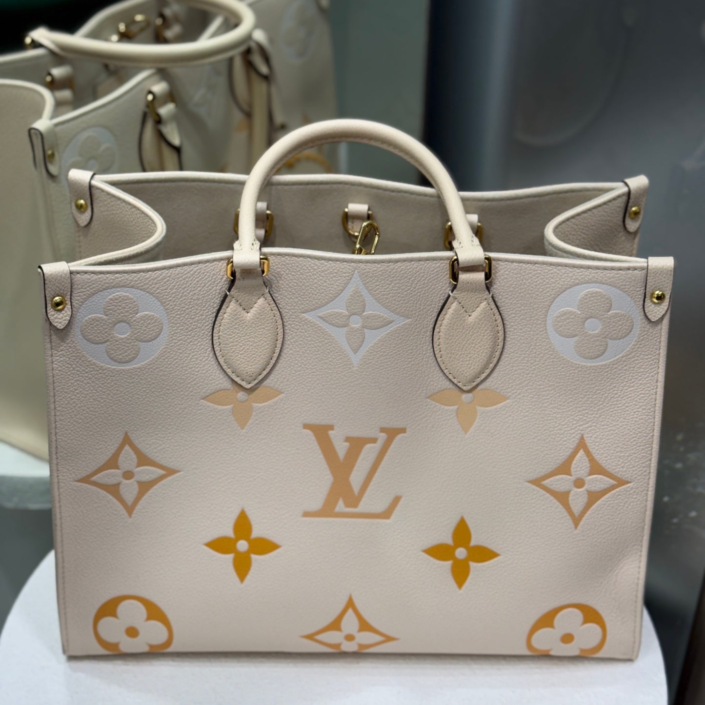 LOUIS VUITTON OnTheGo MM Tote Cream Saffron