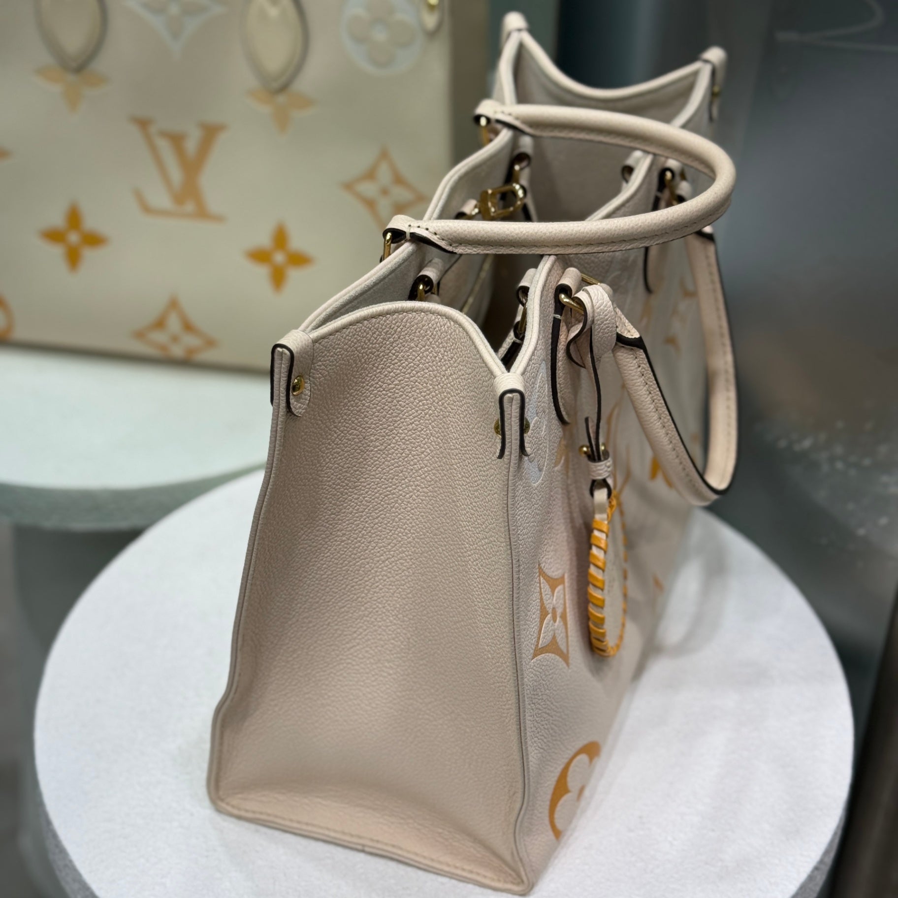 LOUIS VUITTON OnTheGo MM Tote Cream Saffron