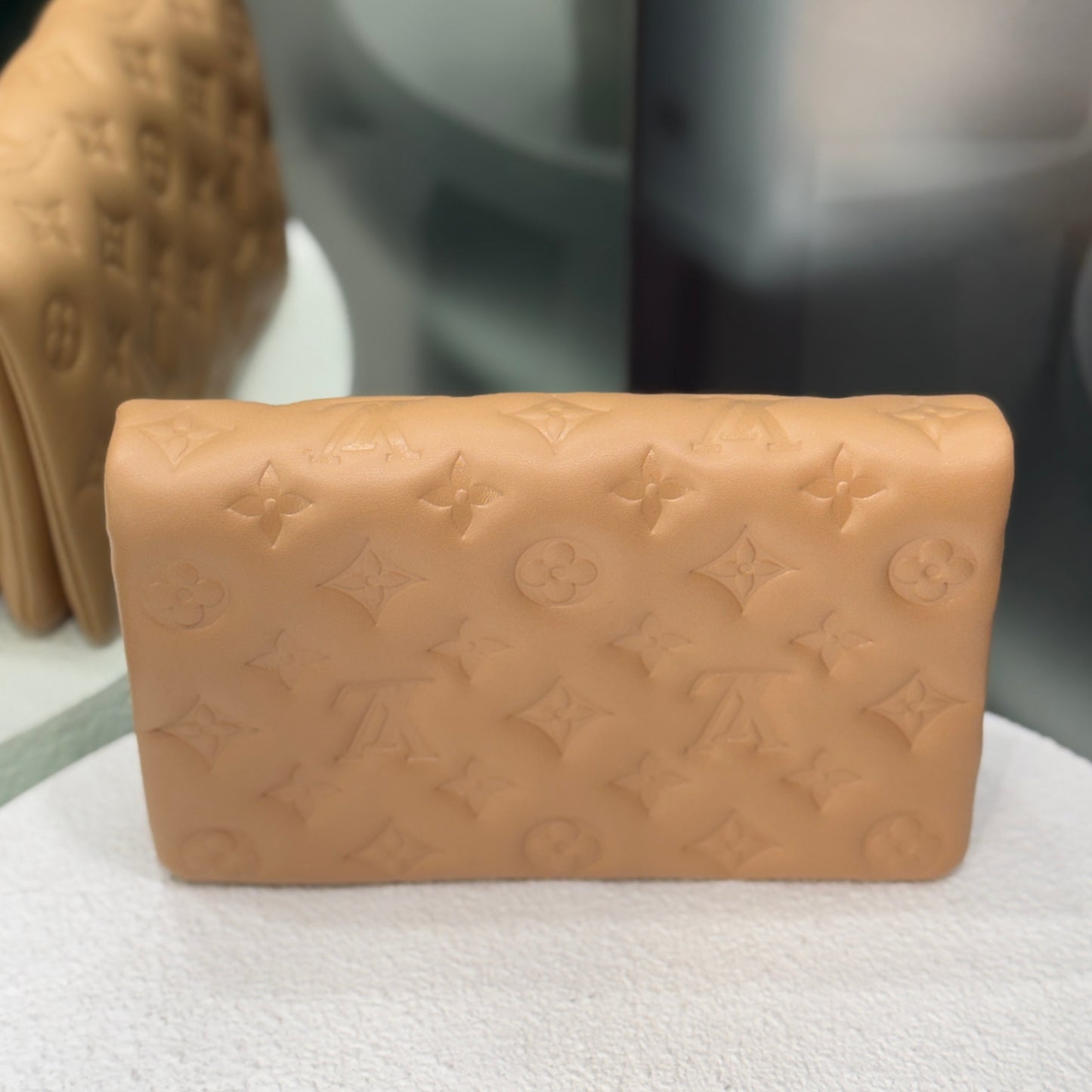 LOUIS VUITTON Pochette Coussin Clutch - Camel