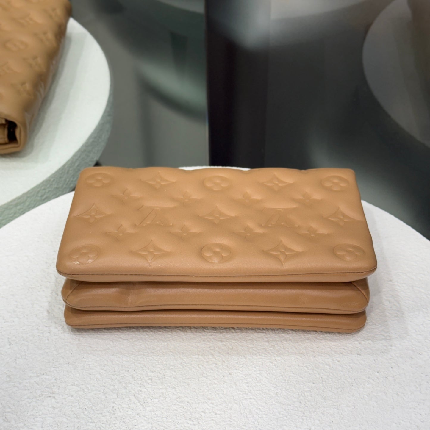LOUIS VUITTON Pochette Coussin Clutch - Camel
