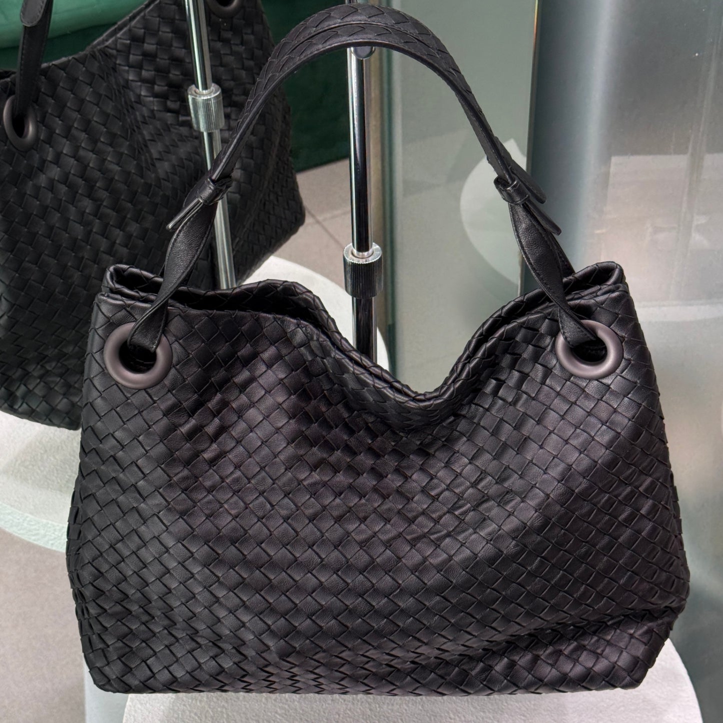 BOTTEGA VENETA Intrecciato Medium Garda Bag - Black