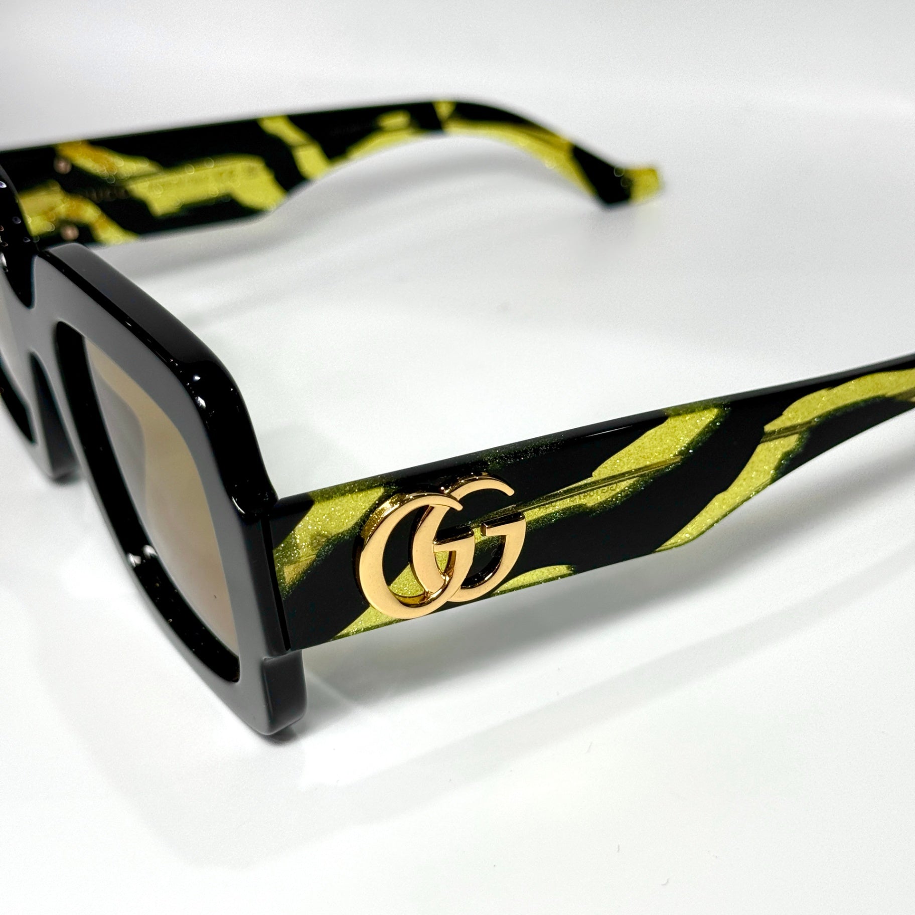 GUCCI Black & Green Tiger Print Sunglasses (Case)