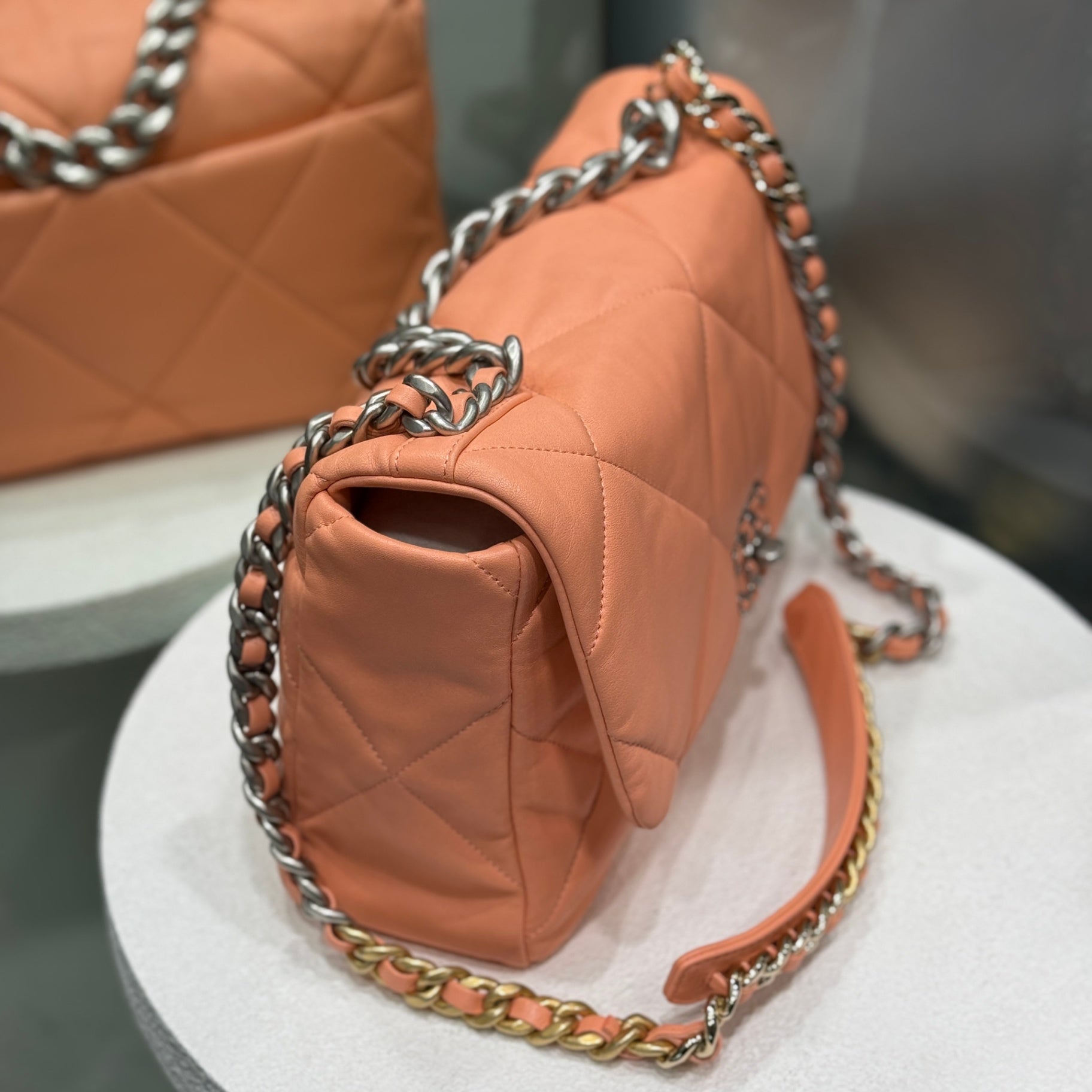 CHANEL 19 Large - Coral