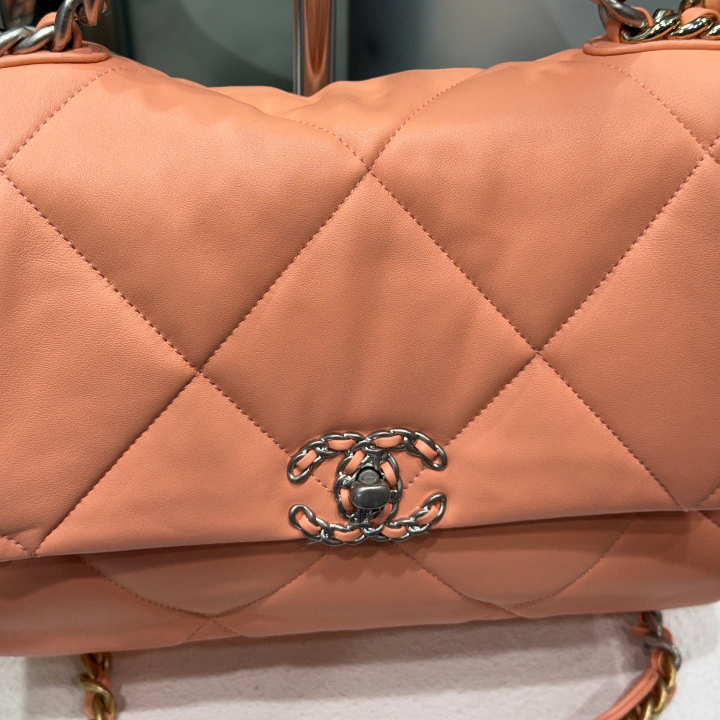 CHANEL 19 Large - Coral
