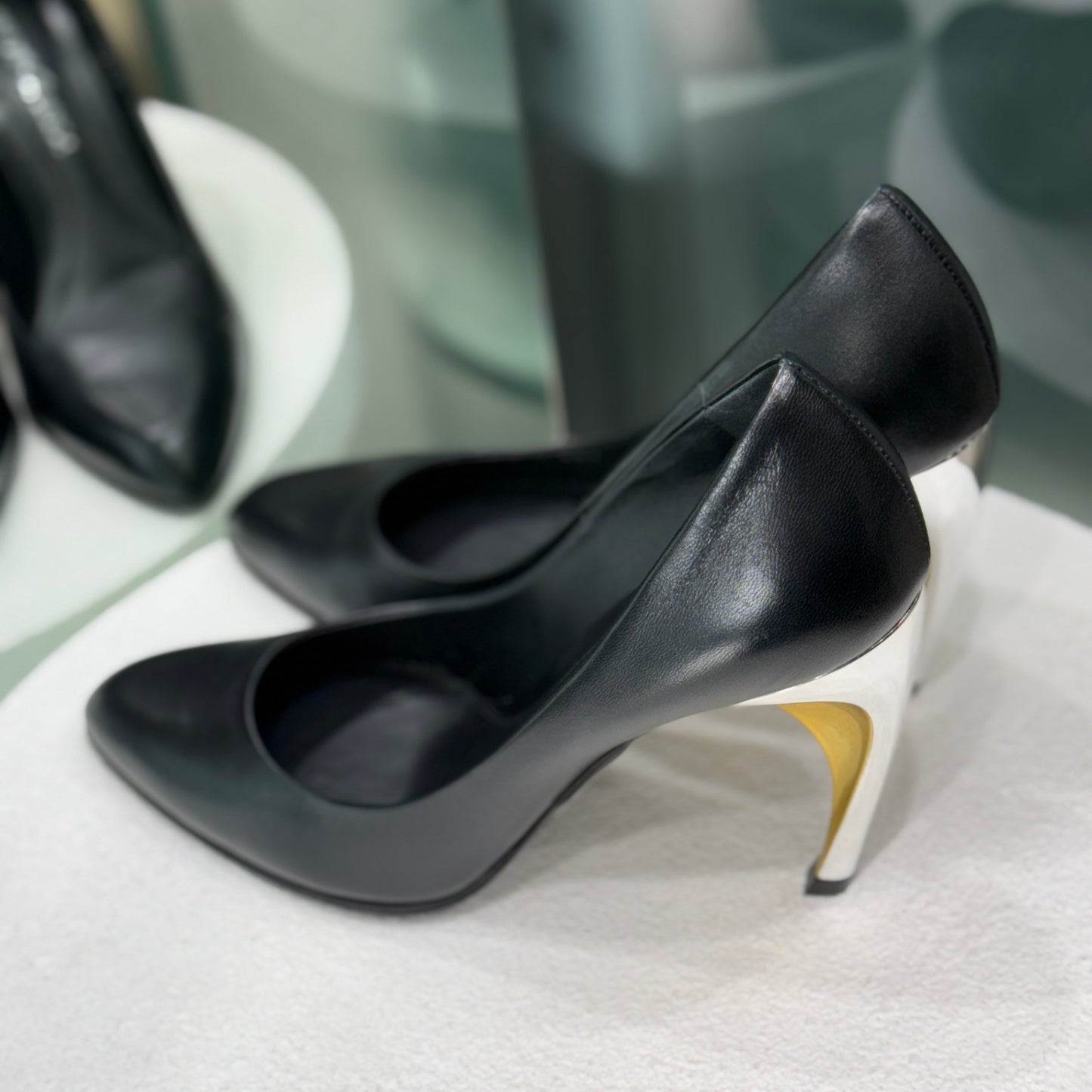 ALEXANDER MCQUEEN Armadillo Pointed Toe Pumps Sz 39