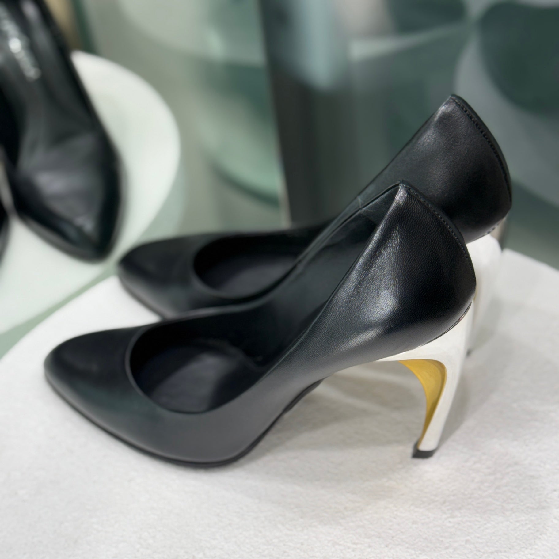 ALEXANDER MCQUEEN Armadillo Pointed Toe Pumps Sz 39