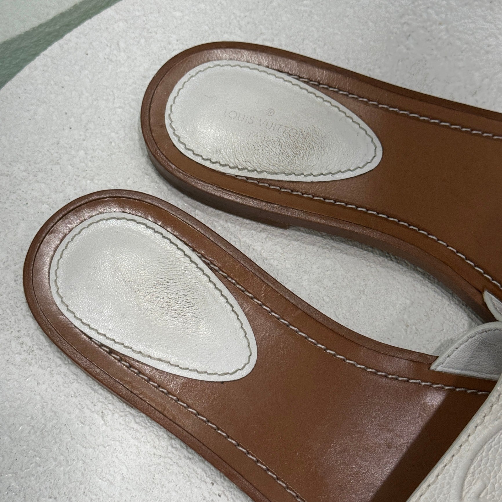 LOUIS VUITTON White Lock It Leather Sandals Sz 38
