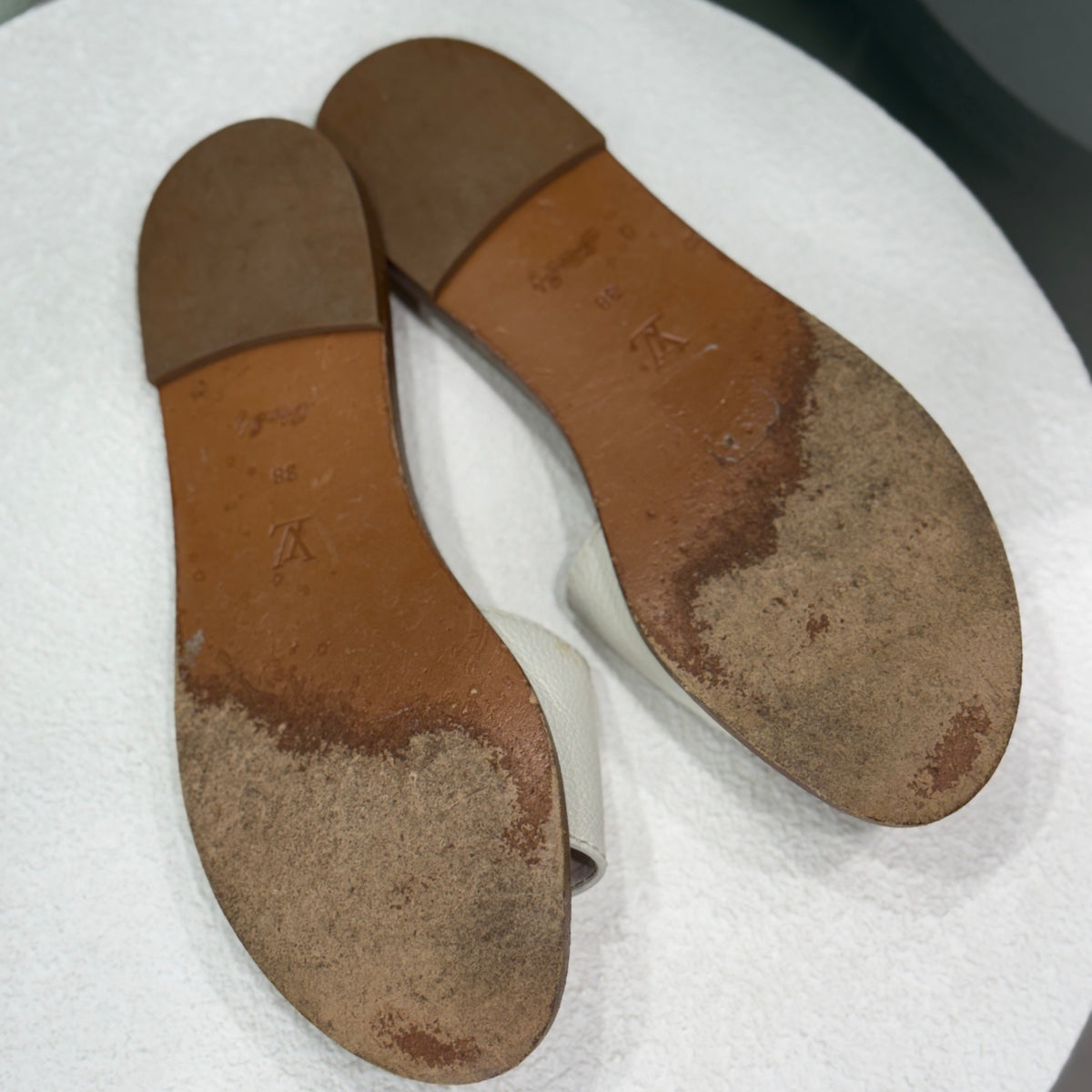 LOUIS VUITTON White Lock It Leather Sandals Sz 38
