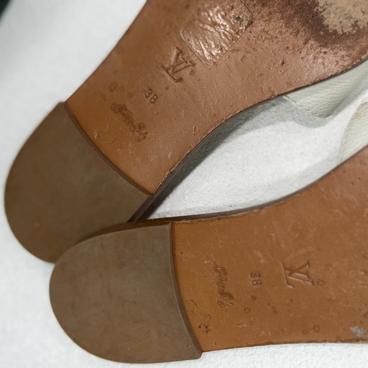 LOUIS VUITTON White Lock It Leather Sandals Sz 38