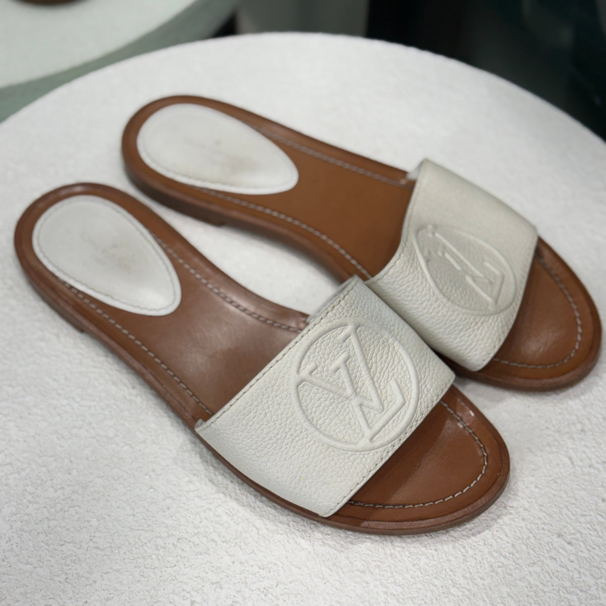 LOUIS VUITTON White Lock It Leather Sandals Sz 38
